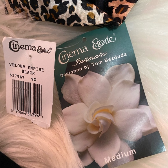 Cinema etoile black velvet robe size medium Nwt - Picture 10 of 10